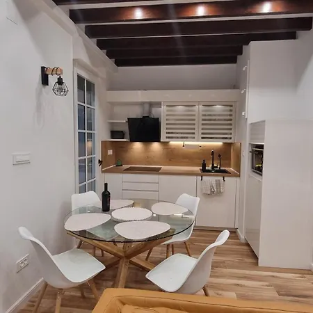 Family Friendly House With A Parking Space Baska, Krk - 23491 度假居